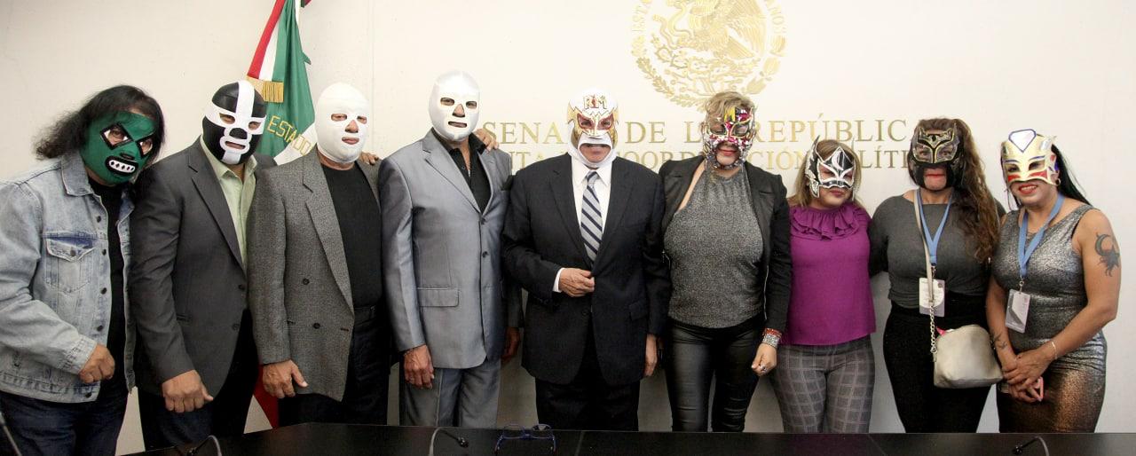 Un día antes de presentarse en la Arena México, Ricardo Monreal recibe máscara con sus iniciales