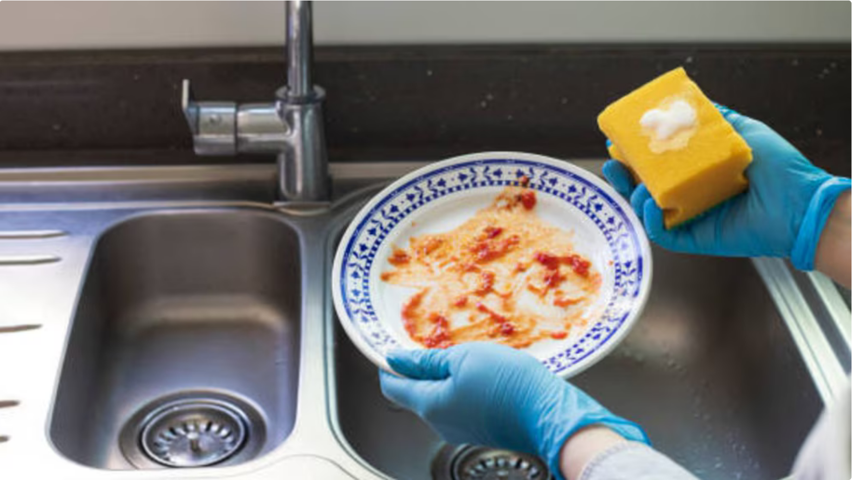 La esponja de cocina, un foco de bacterias: El secreto para desinfectarla